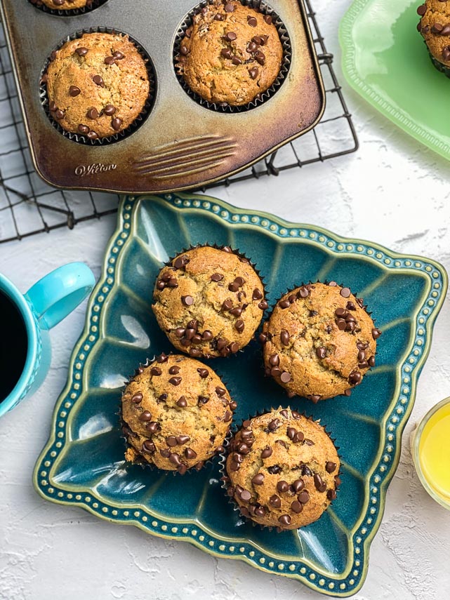 https://www.fodmapeveryday.com/wp-content/uploads/2020/04/Low-FODMAP-Banana-Chocolate-Chip-Muffins-on-a-blue-plate-and-in-pan.jpg