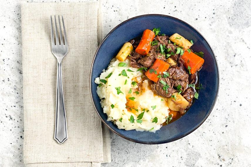 https://www.fodmapeveryday.com/wp-content/uploads/2020/11/horizontal-overhead-image-of-Low-FODMAP-Instant-Pot-Beef-Stew-in-blue-bowl-on-gray-background-855x570.jpg