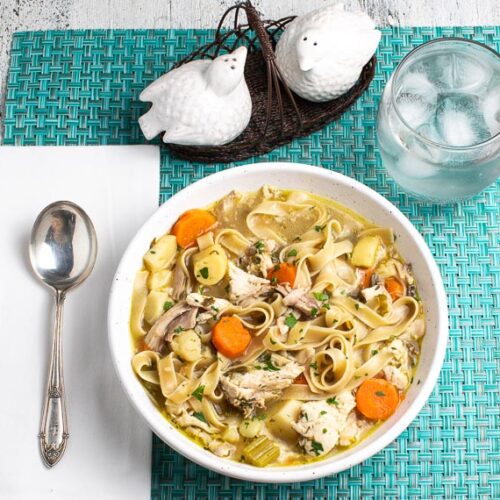 https://www.fodmapeveryday.com/wp-content/uploads/2020/11/low-FODMAP-Instant-Pot-Chicken-Noodle-Soup-in-a-white-bowl-on-an-aqua-placemat-with-a-water-glass-500x500.jpg