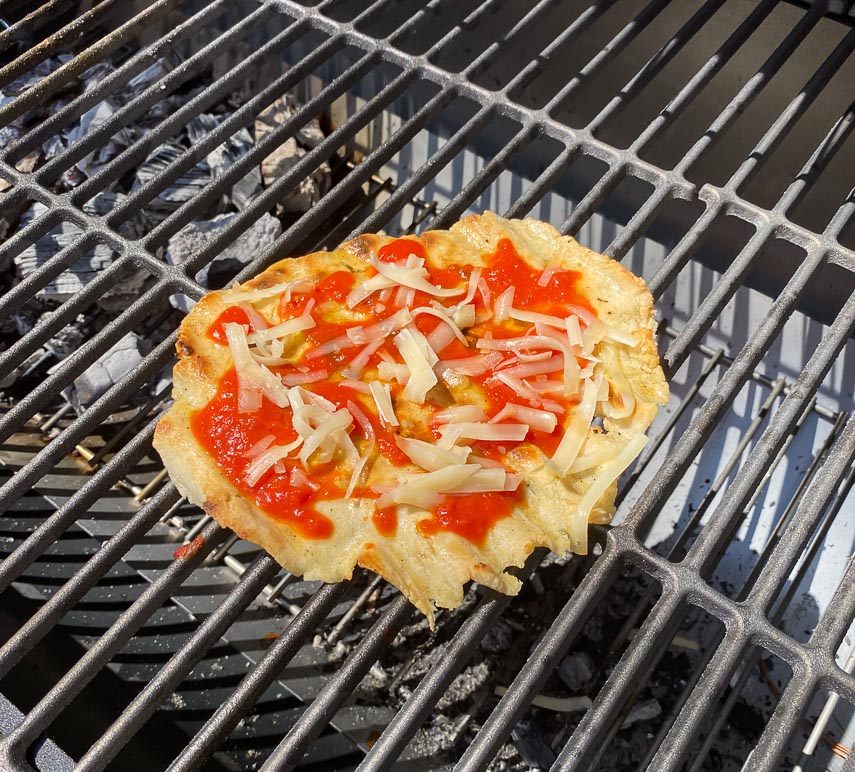 https://www.fodmapeveryday.com/wp-content/uploads/2021/04/grilled-pizza-dolloped-with-tomato-sauce-and-Fontina-on-grill.jpg