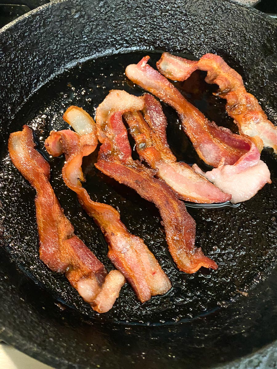 https://www.fodmapeveryday.com/wp-content/uploads/2021/09/cooked-bacon-in-cast-iron-pan.jpg