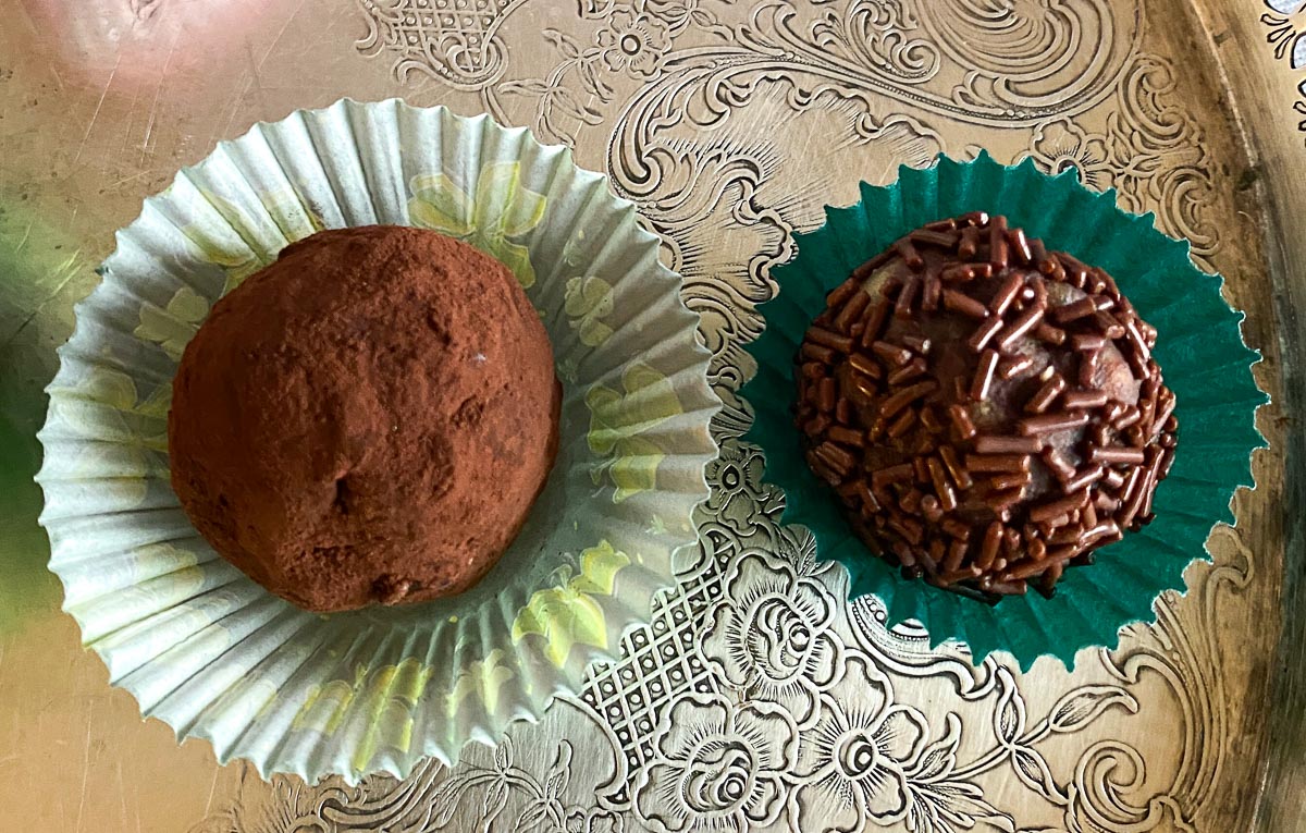 https://www.fodmapeveryday.com/wp-content/uploads/2021/12/Mini-muffin-paper-cup-vs-candy-cup.jpg