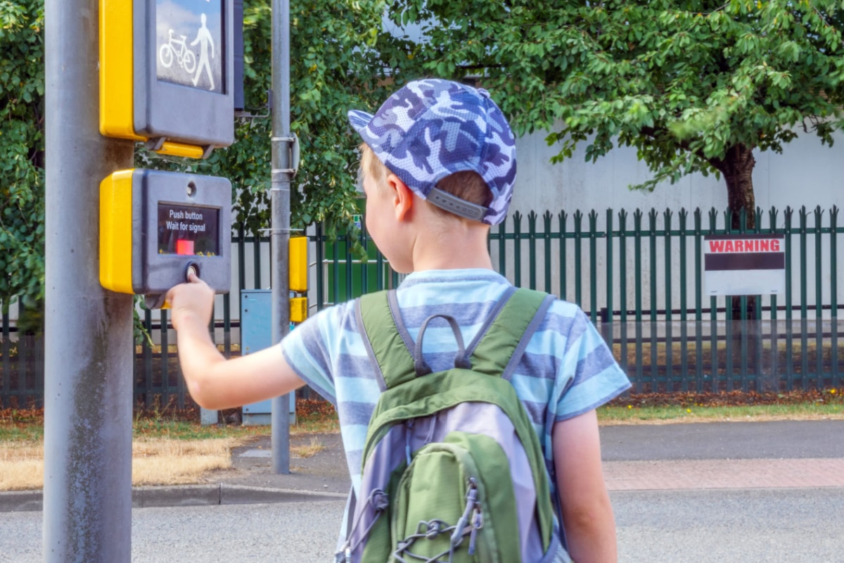 According to Experts, This Is How Old a Kid Should Be Before Crossing the  Street Alone