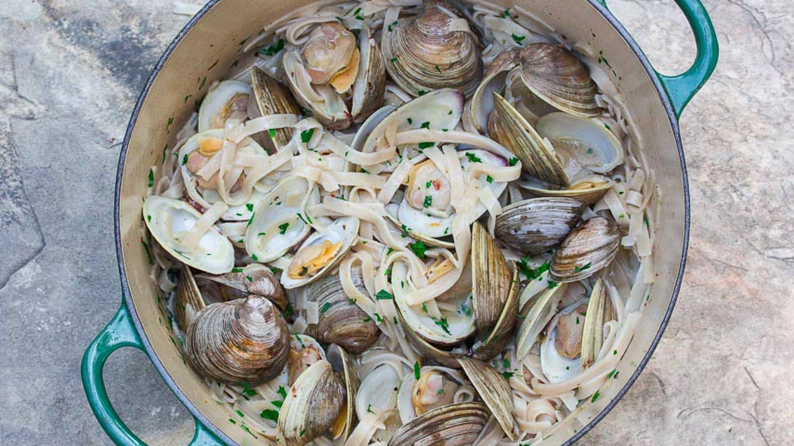 Pasta-with-Clams-White-Wine-Sauce-in-green-pot.