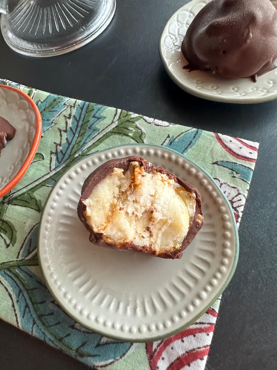 Low FODMAP Frozen Chocolate-Dipped Peanut Butter Banana Bites on small plate.